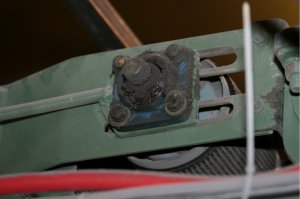 Le palier appliqué (flange bearing) présenté ici est situé dans un environnement agressif ou l’on retrouve en suspension dans l’air de la poudre de carbure et d’oxyde d’aluminium ainsi que des résidus de soudage et des particules métalliques. Les gens de maintenance ont donc décidé de le surgraisser afin qu’il dure plus longtemps. Malheureusement, l’effet a été inverse. La graisse ainsi éjectée du roulement capte les particules abrasives et fait une pâte qui use le joint d’étanchéité et qui finit par pénétrer dans les éléments roulants.